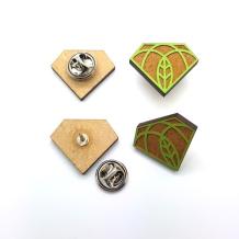 Pin, gerecycled houtvezels - eigen kleur